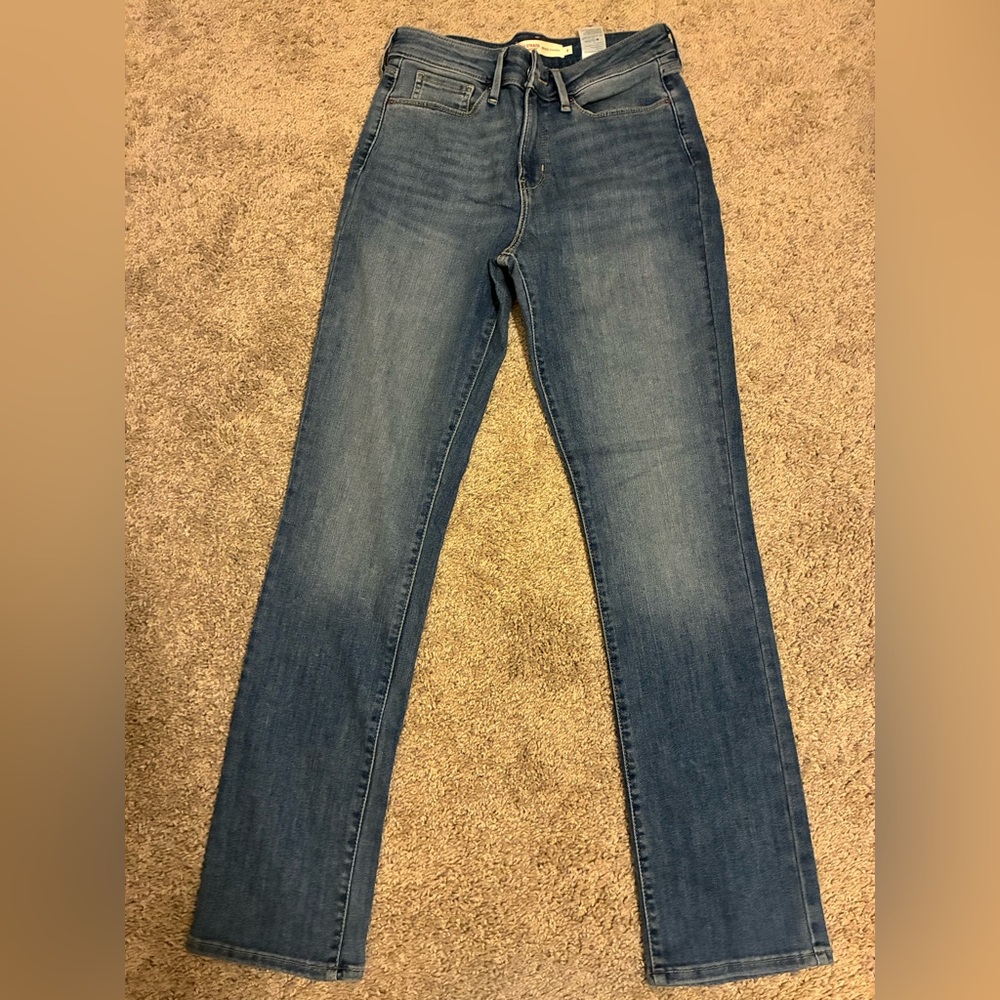 NWOT 🆕Classic Levi’s Blue Mid-rise Straight Women's Jeans